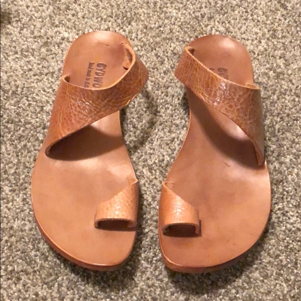 Cydwoq sandals